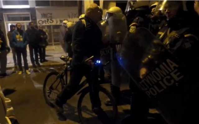 Τα επεισόδια στα Εξάρχεια, η διμοιρία και ο... ποδηλάτης