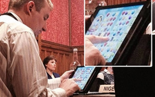 Βουλευτής συνελήφθη να παίζει Candy Crash Saga!