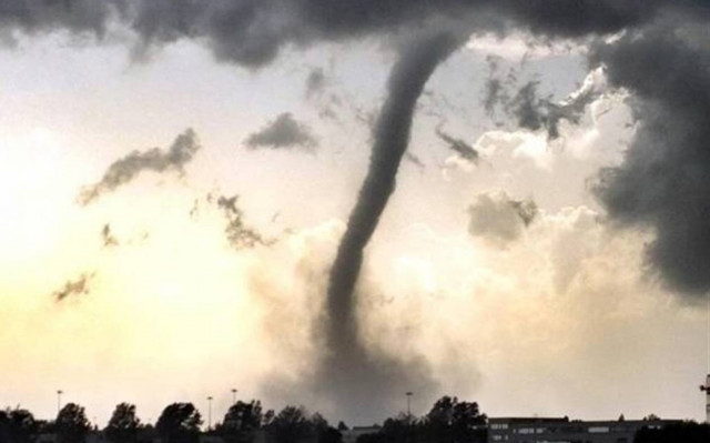 Ανεμοστρόβιλος στη Βάρκιζα (pics)