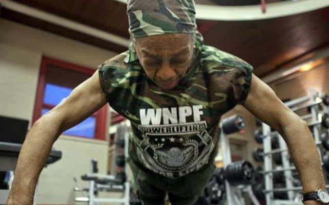 Η 77χρονη γιαγιά που σηκώνει βάρη μέχρι και 100 κιλά (video)