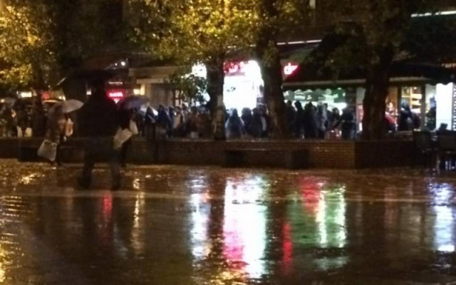 Έφοδος αντιεξουσιαστών στο γραφείο της Έλενας Ράπτη