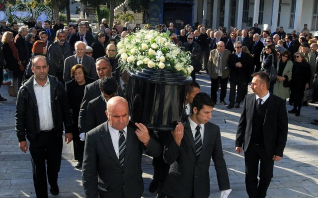 Πλήθος κόσμου αποχαιρέτησε τον Μένη Κουμανταρέα