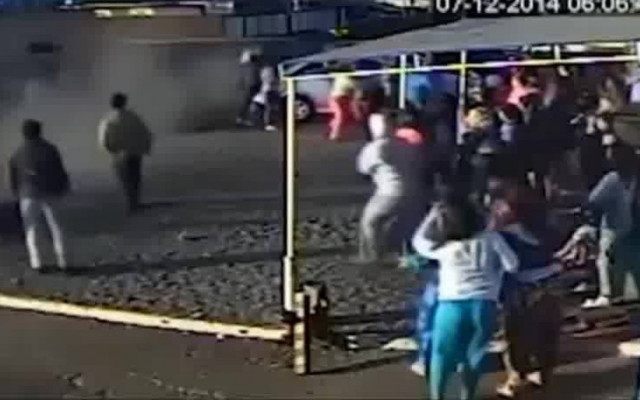 Μανιακός οδηγός πέφτει πάνω σε πλήθος (video)