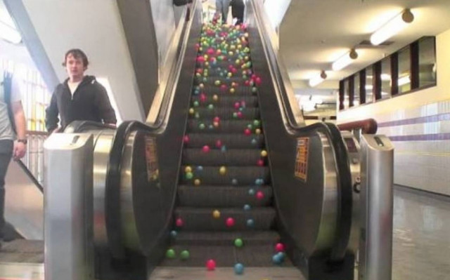 Τι θα συμβεί αν ρίξεις μπαλάκια σε μια κυλιόμενη σκάλα;