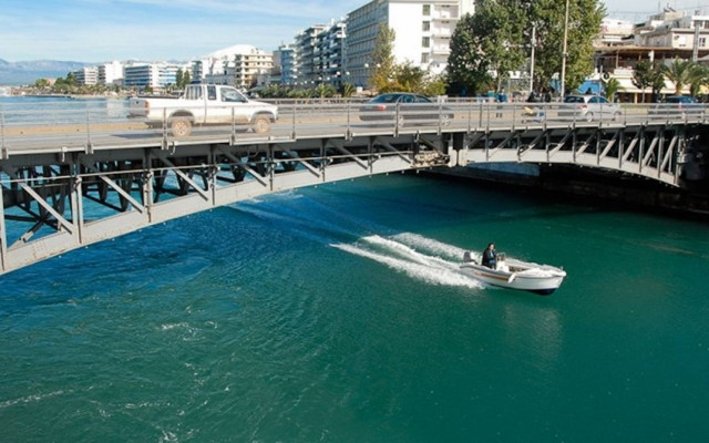 Εργάτης έπεσε στη θάλασσα από τη γέφυρα του Ευρίπου
