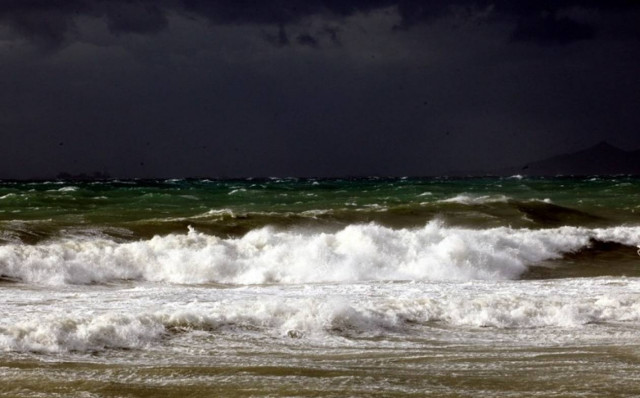 Κως - Πλοίο δίνει «μάχη» για να δέσει στο λιμάνι