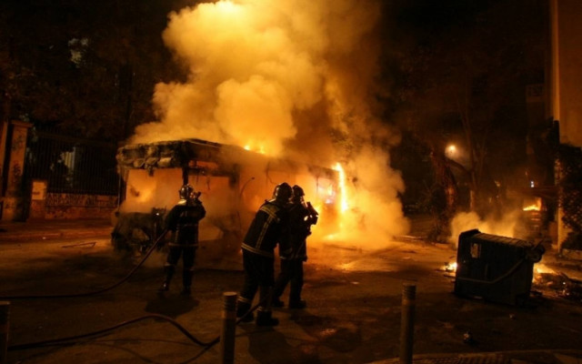 Έβγαλαν τους επιβάτες και πέταξαν μολότοφ σε λεωφορείο!