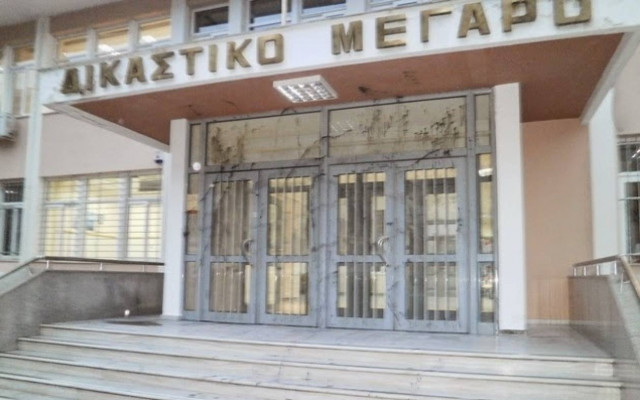 Ξάνθη-Επίθεση με μπογιές στο Δικαστικό Μέγαρο για τον Ρωμανό