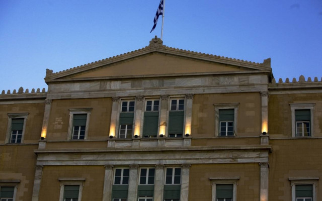 Βραχυκύκλωμα στη Βουλή – Πυκνοί καπνοί στο κτήριο