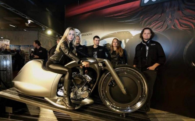 Akrapovic: Δίκυκλη πανσέληνος