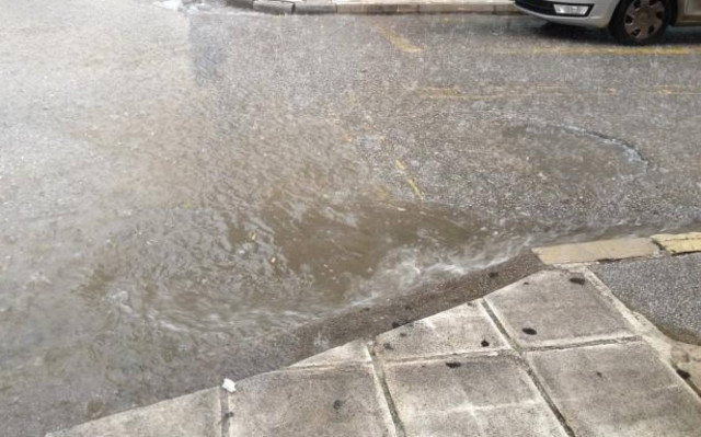 «Ποτάμια» οι δρόμοι του Αιγίου από τη ξαφνική νεροποντή