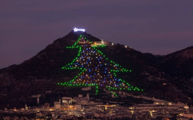 Οι Ιταλοί γνωρίζουν από... Χριστουγεννιάτικα δέντρα