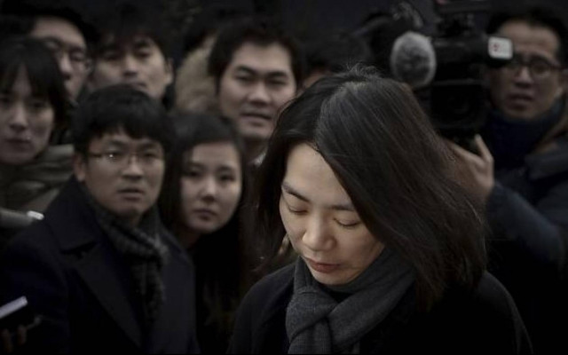 Τον έβαλε να γονατίσει επειδή της σέρβιρε λάθος τα… φιστίκια