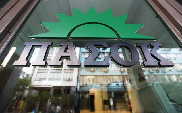 Επίθεση στα γραφεία του ΠΑΣΟΚ στον Πειραιά