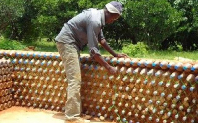 Ομάδα ακτιβιστών χτίζει σπίτια για άστεγους