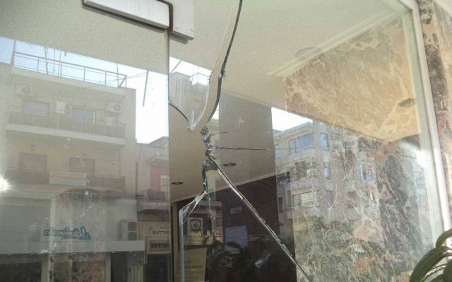 Έσπασαν τη είσοδο της Περιφερειακής Ενότητας Τρικάλων