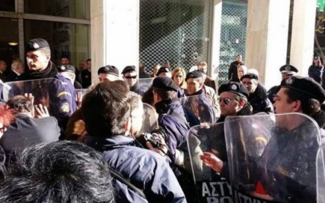 Χωρίς Παπούλια, αλλά με ΜΑΤ τα 100 χρόνια μοναξιάς της ΕΣΗΕΑ