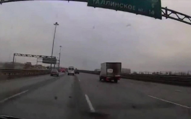 Αγία Πετρούπολη: Από θαύμα απέφυγαν τη σύγκρουση (video)