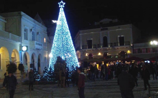 Άναψε το χριστουγεννιάτικο δένδρο και στη Ζάκυνθο (Vid)