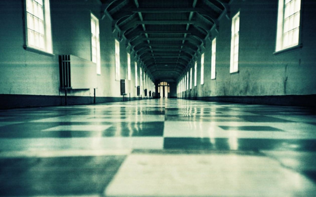 Οι γιατροί και ένας τύπος που περπατάει λοξά