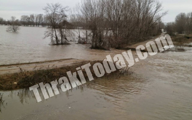 Έσπασε το ανάχωμα στο Πέταλο του Έβρου-Στο πόδι οι Αρχές