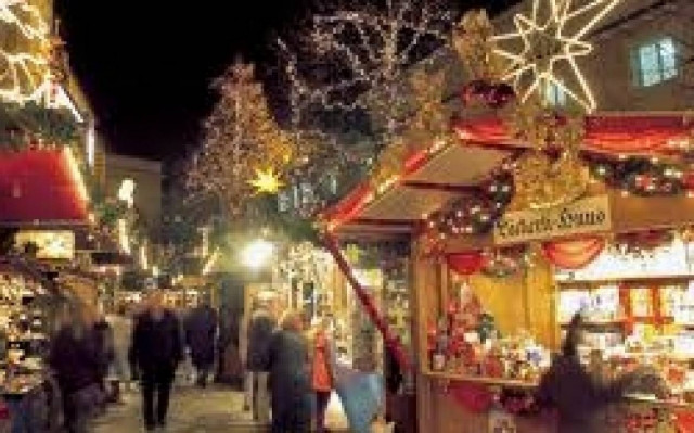 Με εγκυκλίους προσπαθούν να ελέγξουν την εορταστική αγορά