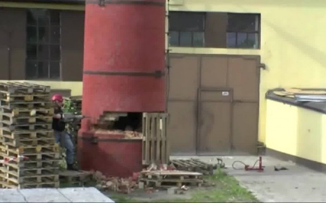 Πολωνία: Κατεδάφιση καμινάδας…χωρίς εκρηκτικά