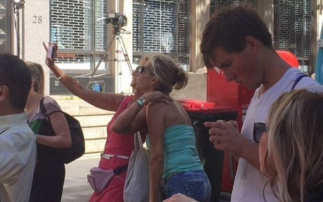 Σίδνεϊ: Περαστικοί τραβάνε... selfies έξω από το καφέ