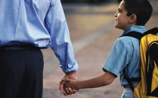 ΞΕΚΑΡΔΙΣΤΙΚΟ: Ο πατέρας πήγε να ρωτήσει στο σχολείο