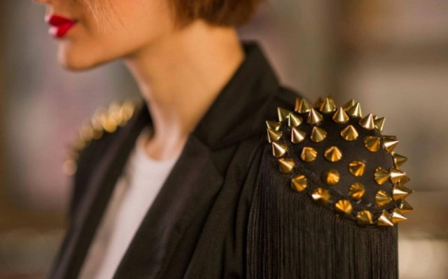 Βάλτε λάμψη στο σακάκι σας και αναδείξτε το στο… top κομμάτι