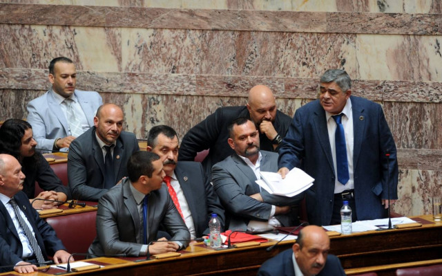 Χρυσή Αυγή: Με χειροπέδες στη Βουλή για να καταψηφίσουμε