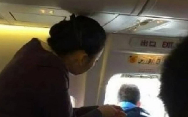 Άνοιξε την έξοδο κινδύνου σε αεροπλάνο για να πάρει… αέρα!