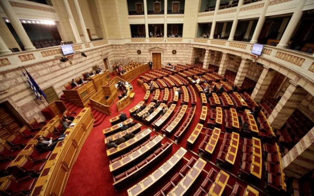 Τι λένε στους διαδρόμους και το εντευκτήριο οι βουλευτές