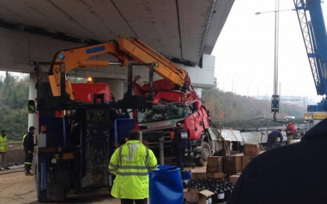 Ανατροπή νταλίκας με ιατρικά απόβλητα στην Εγνατία Οδό