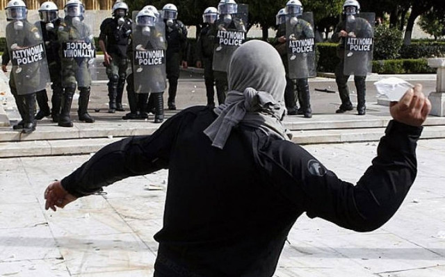 Telegraph: Για να σωθεί η Ελλάδα πρέπει να βγει από το ευρώ