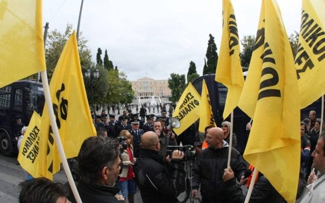 Οι σχολικοί φύλακες έξω από το υπ. Διοικητικής Μεταρρύθμισης