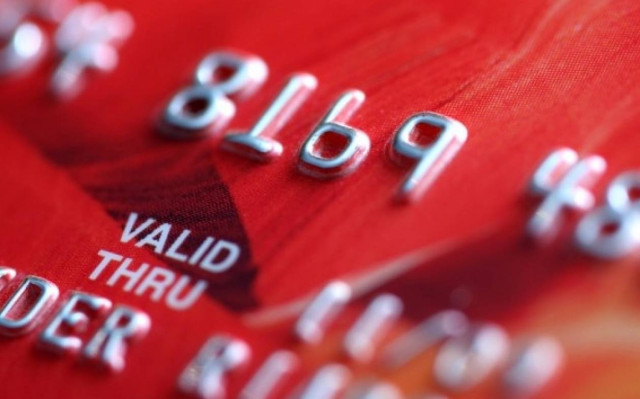 E.E:Πλαφόν στις τραπεζικές χρεώσεις για συναλλαγές με κάρτες