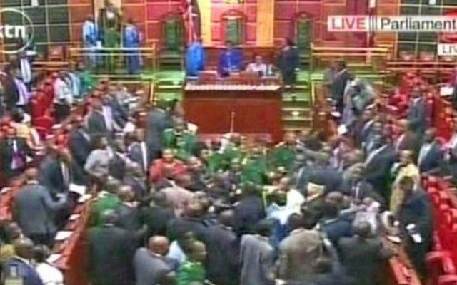 Κένυα: Σε ρινγκ μετατράπηκε το κοινοβούλιο (video)