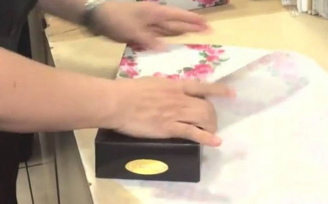 Το πιο γρήγορο... πακετάρισμα εν όψει γιορτών! (video)