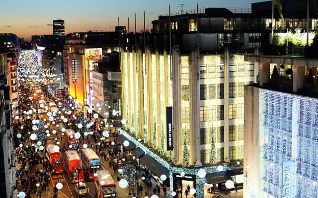 Βρετανία: Χριστουγεννιάτικος πυρετός αγορών υπό βροχή (pics)