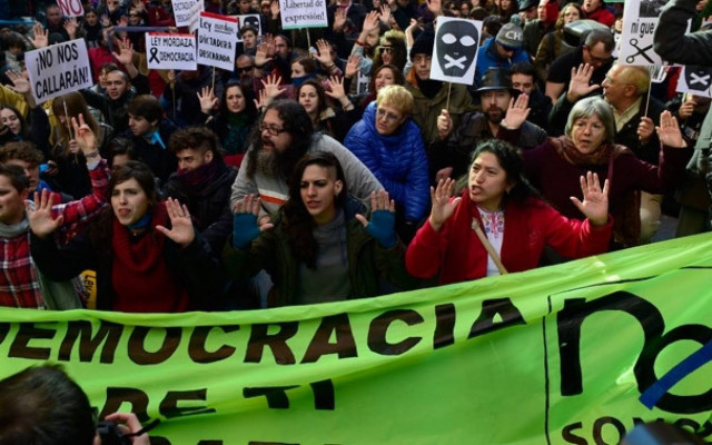 Ισπανία: Χιλιάδες στους δρόμους για το νόμο – «φίμωτρο»(vid)