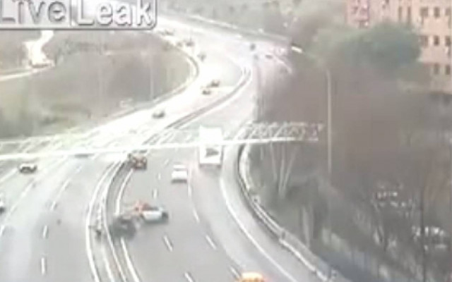 Ισπανία: Τρομακτικό τροχαίο κατέγραψε κάμερα ασφαλείας (vid)