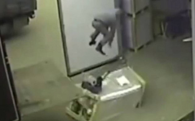 Τσεχία: Πώς να μην ξεφορτώσετε ένα φορτηγό!