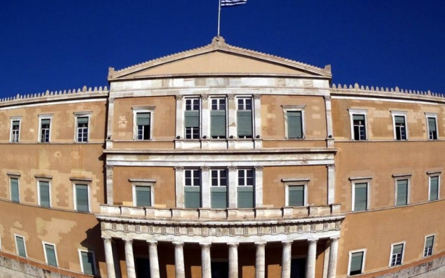 Πέρασαν 42 τροπολογίες εν μια…νυκτί !