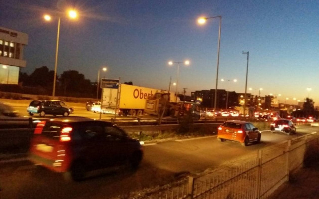 Με δυσκολία η κυκλοφορία των οχημάτων στην κάθοδο προς Αθήνα