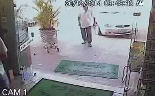 Ο Τσακ Νόρις έχει και...παππού (video)