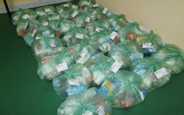 Πλήθος κόσμου στον Ερυθρό Σταυρό Ξάνθης για δωρεάν τρόφιμα