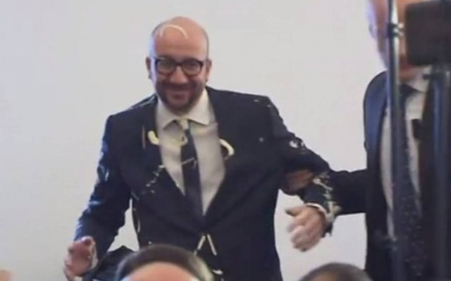 Επίθεση με πατάτες και μαγιονέζα στον Βέλγο πρωθυπουργό!