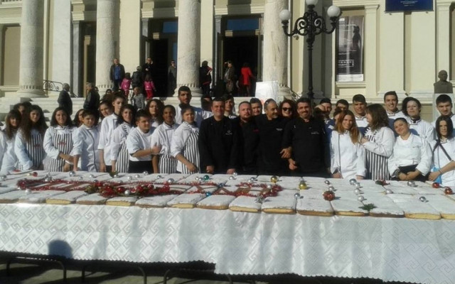 Το μεγαλύτερο κέικ των Χριστουγέννων από το ΙΕΚ ΞΥΝΗ ΠΕΙΡΑΙΑ