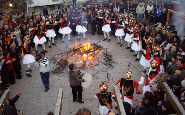Έθιμα Χριστουγέννων: Οι Μωμόγεροι του νομού Δράμας